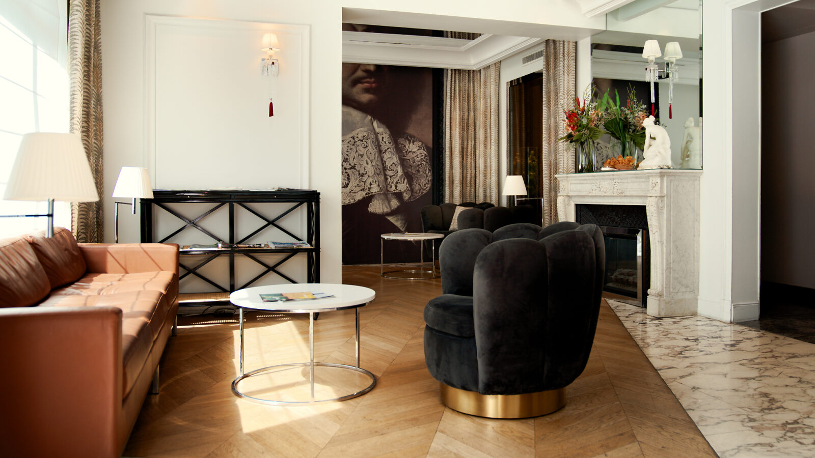 Hall d'accueil et entrée de l'Hôtel Tourisme Avenue, hôtel 4 étoiles à Paris 15e