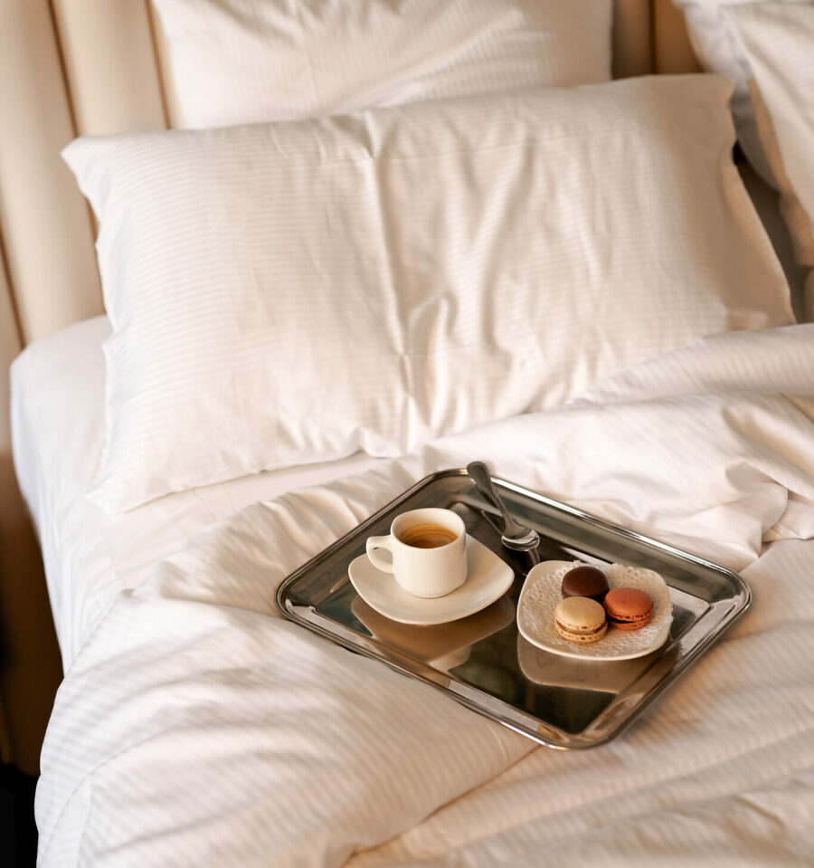 Macarons et café en chambre à l'Hôtel Tourisme Avenue
