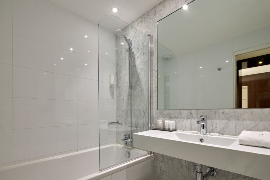 Salle de bain avec baignoir en suite junior Hôtel Tourisme Avenue