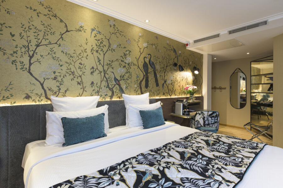 Grand lit confortable en chambre supérieure Hôtel Tourisme Avenue