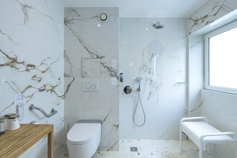Salle de bain moderne en chambre supérieure Hôtel Tourisme Avenue