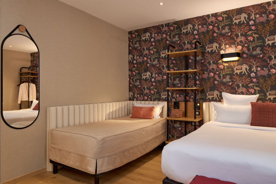 Lit confortable et décoration moderne en chambre supérieure Hôtel Tourisme Avenue