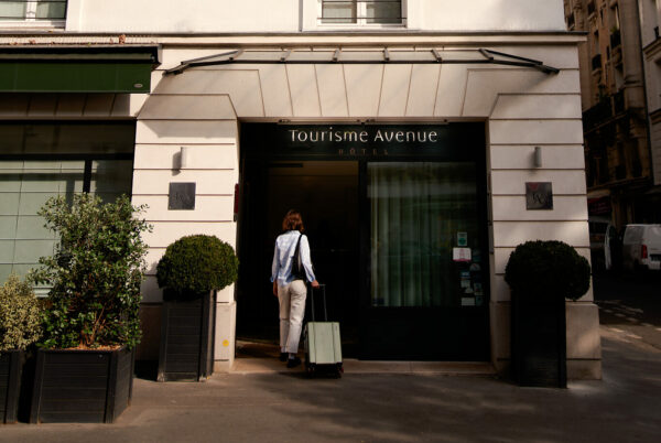 Entrée de l'Hôtel Tourisme Avenue à Paris 15