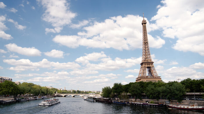 La Tour Eiffel est à proximité de l'Hôtel Tourisme Avenue