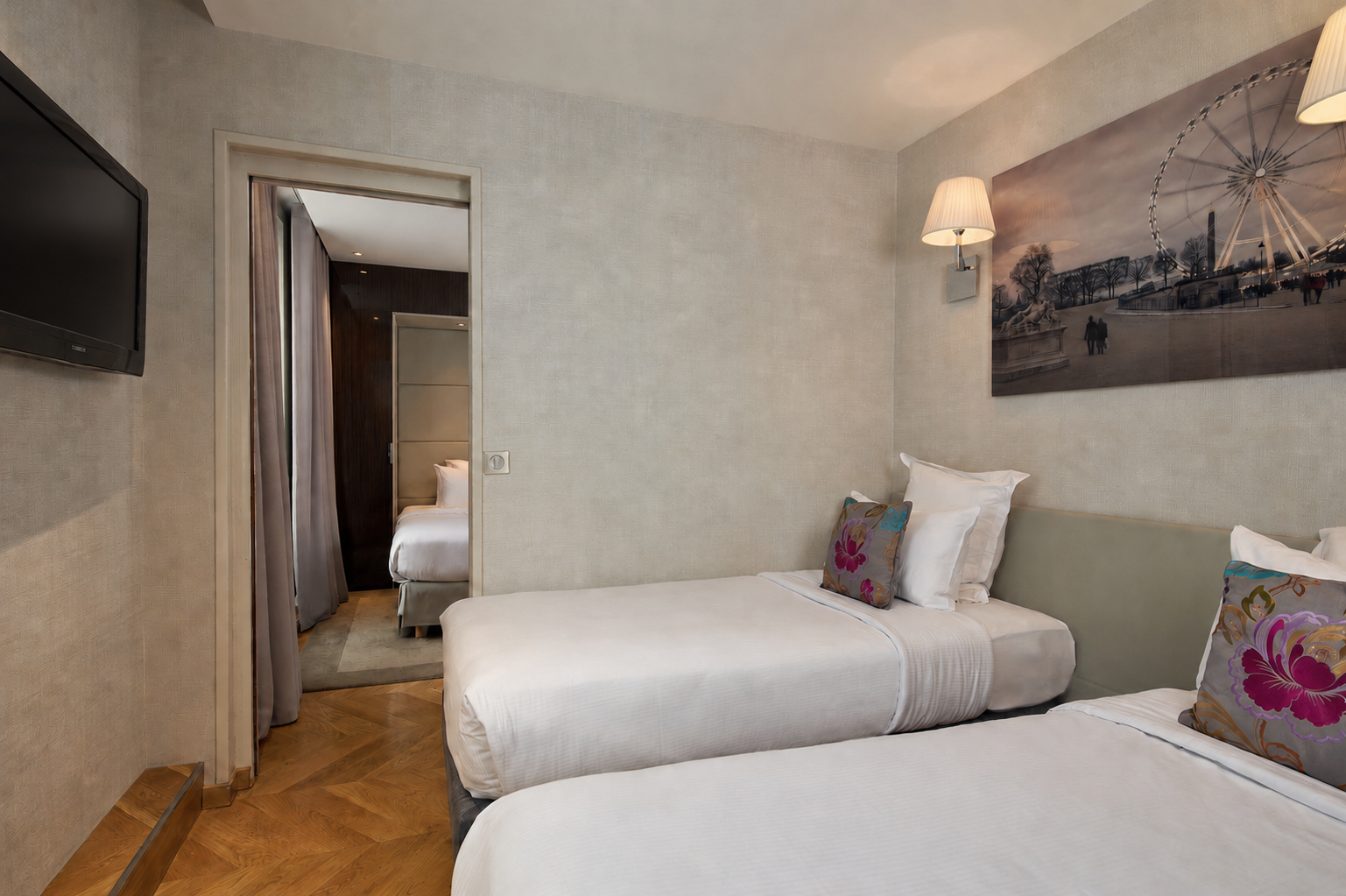Suite privilège Hôtel Tourisme Avenue avec lit double et espace séparé pour lits simples