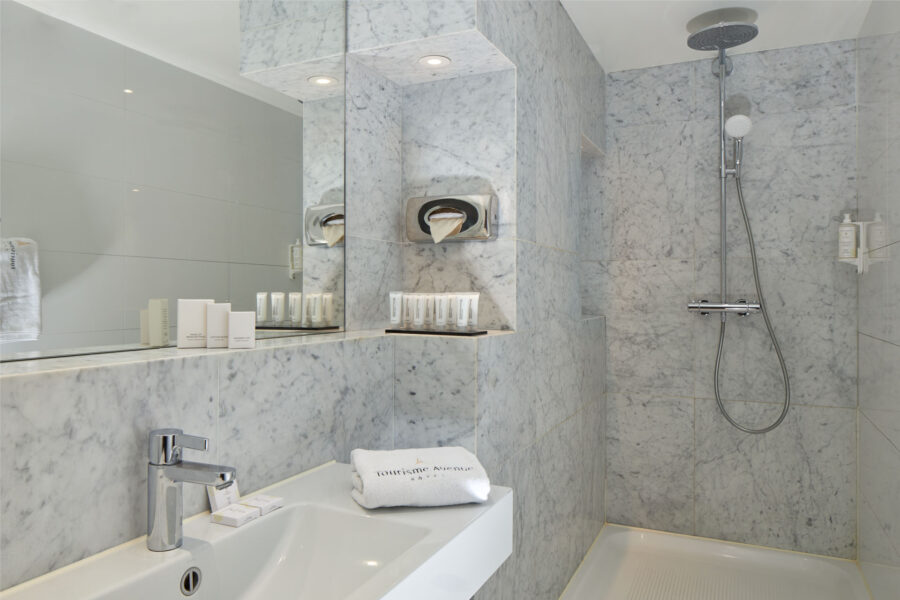 Salle de bain spacieuse en suite privilège Hôtel Tourisme Avenue