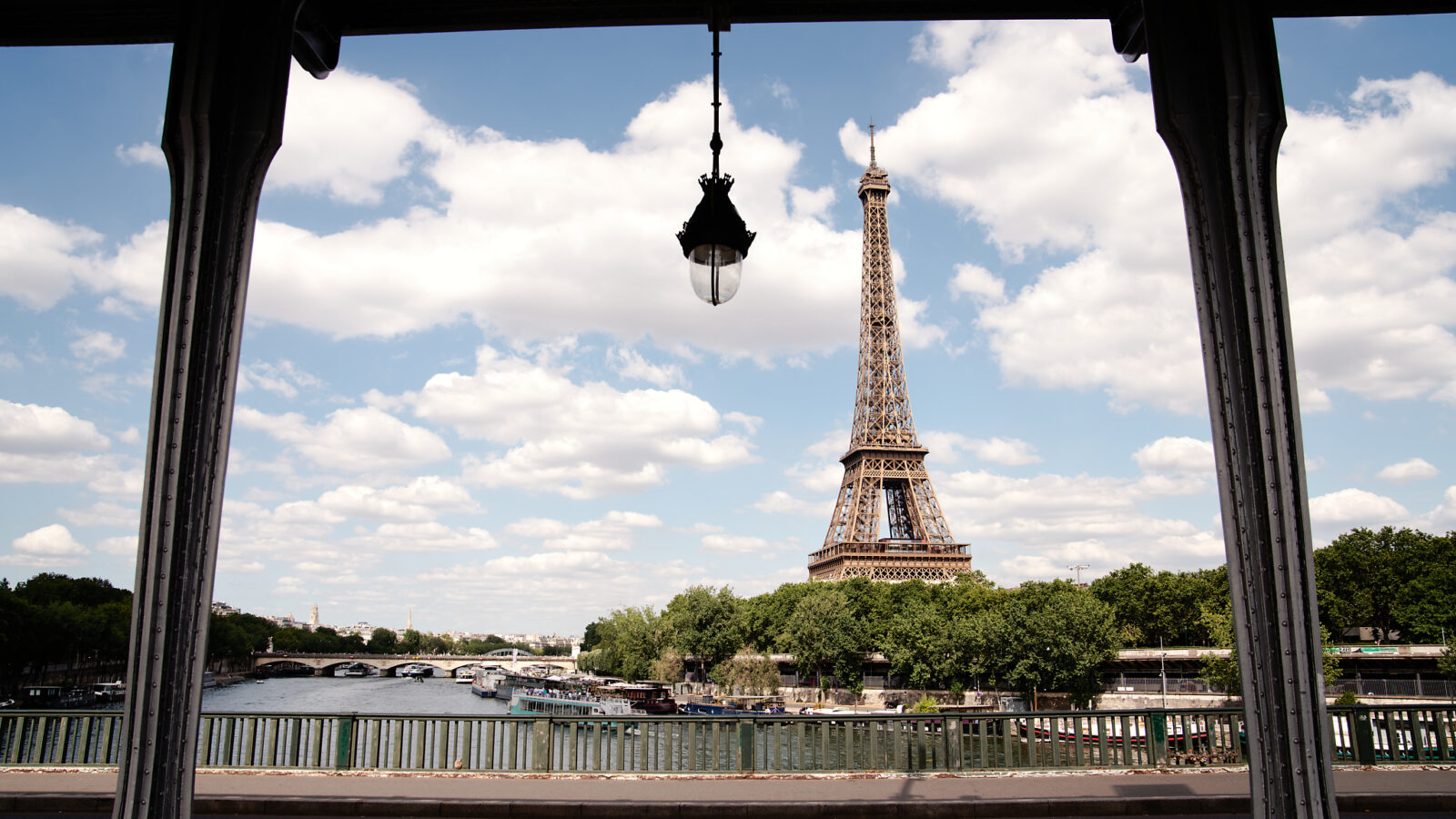La Tour Eiffel est à proximité de l'Hôtel Tourisme Avenue